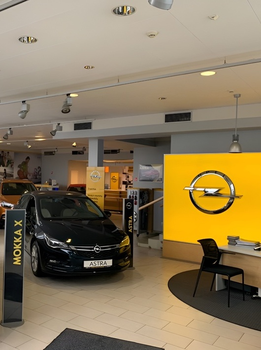 Žaibo ratas autosalono vitrina