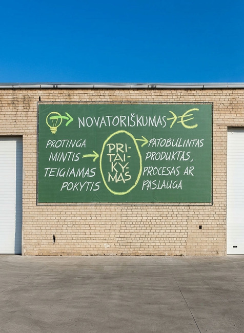 Plačiaformatis reklaminis tentas ant sienos