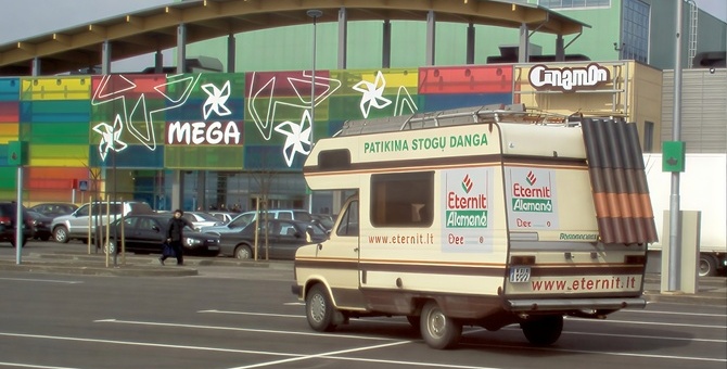 Komercinis automobilis apklijuotas lipdukais