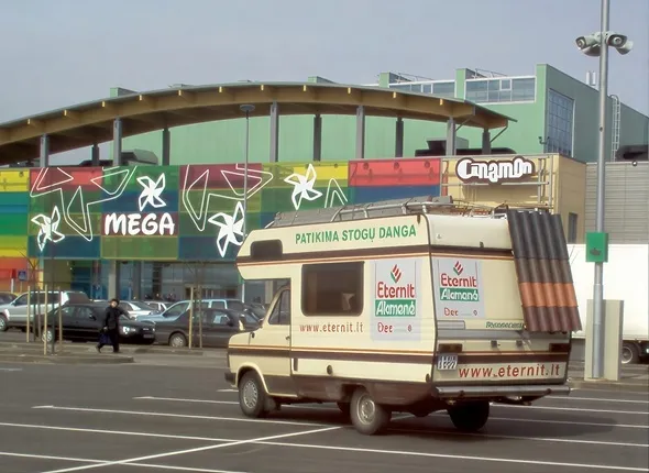 Važinėjanti reklaminė vitrina ant automobilio