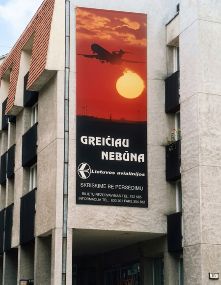 Lietuvos avialinijų reklaminis tentas ant pastato